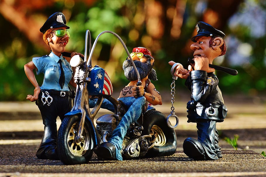 três, homem, de pé, fotografia de mudança de inclinação, motociclista, polícia, controle, bicicleta, tatuado, policial