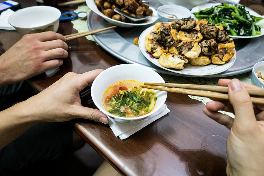 sopa de peixe vietnamita, comer, vietnamita, peixe, sopa, pauzinhos, mãos, vietnã, comida, refeição