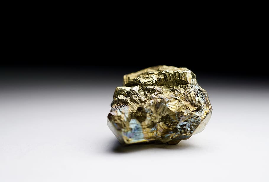 fragmen batu emas, pirit, emas bodoh, kerikil besi, mineral, makro, studio shot, objek tunggal, kekayaan, geologi