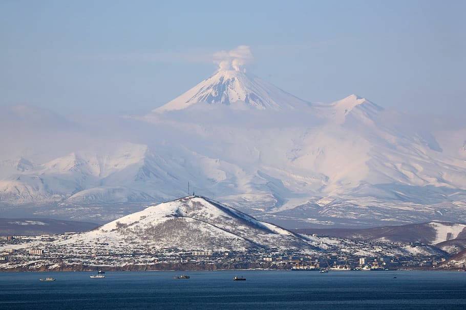 volcán, bahía, kamchatka, invierno, paisaje, nieve, montañas, nubes