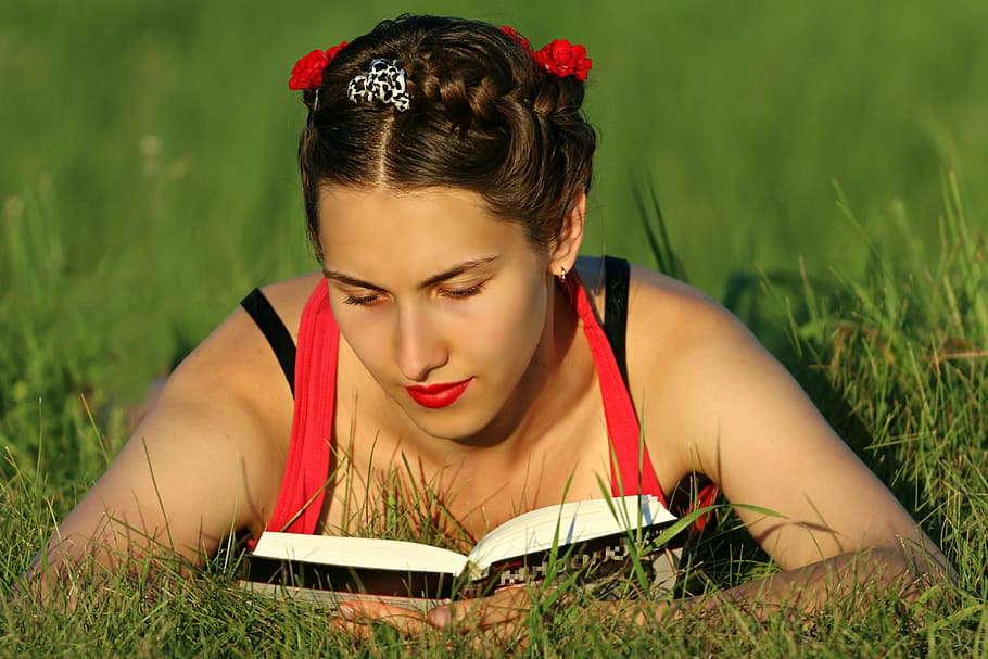 Brown, mujer de pelo, vistiendo, rojo, blanco, halter, superior, campo de hierba, libro, niña
