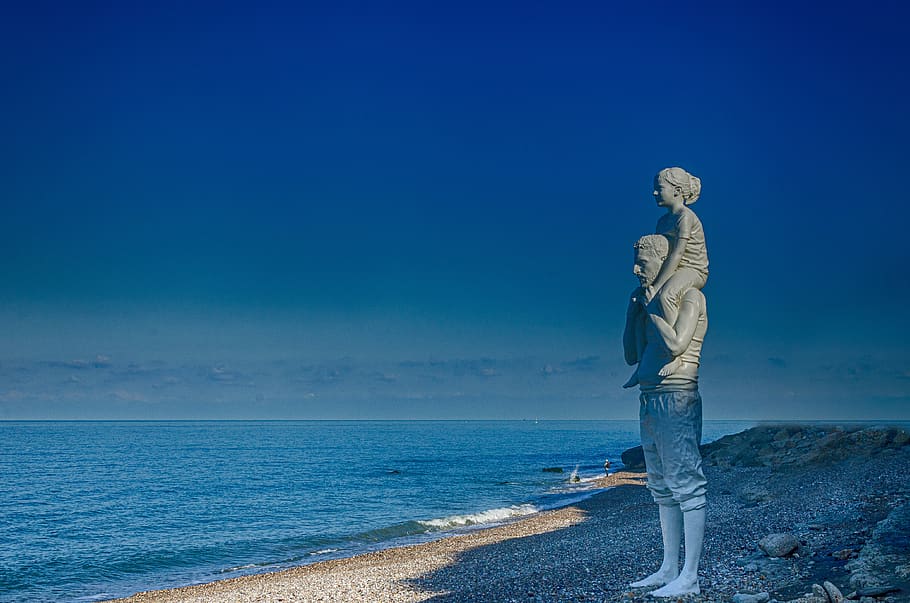 beach, until the end of the world, fabien mérelle, statue, artist, man, child, horizon, sea, harbour