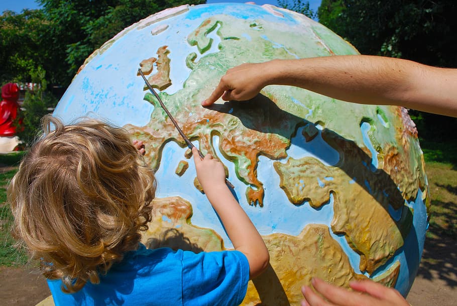 chico, vistiendo, azul, camiseta, aprendizaje, globo, durante el día, geografía, enseñanza, mundo