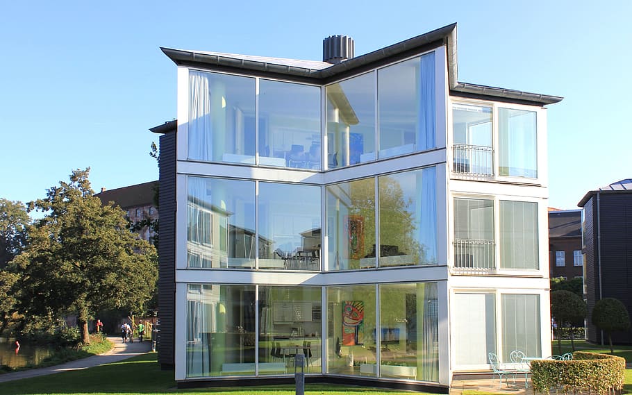 casa de 3 andares de vidro, 3 andares, ao lado, verde, árvore, casa de vidro, janelas, arquitetura, moderna, original
