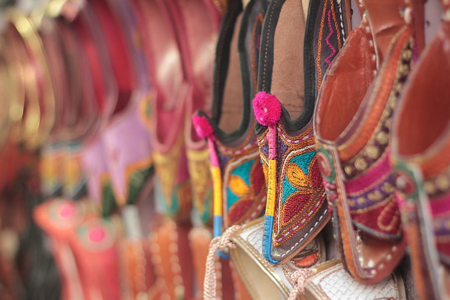 fotografi close-up, coklat, sepatu kulit, tradisional India, alas kaki, warna-warni, mode, budaya, tradisional, India