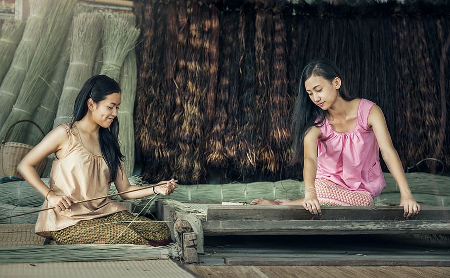 mulher, vestindo, rosa, sem mangas, topo, senhora, mão trabalhando, Ásia, bonita, Birmânia