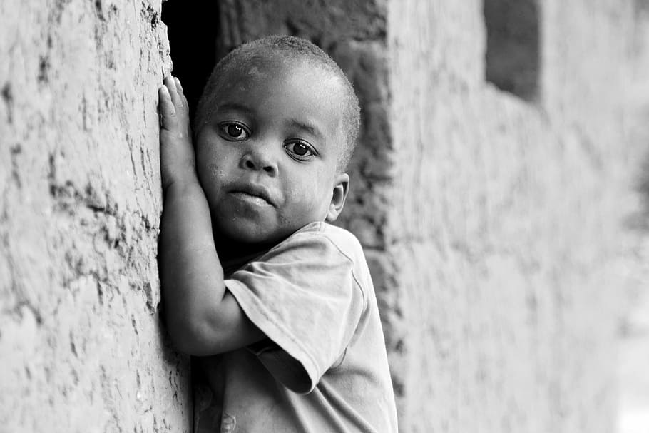 foto en escala de grises, niño pequeño, inclinado, al lado, hormigón, pared, niños de uganda, uganda, niños, mbale