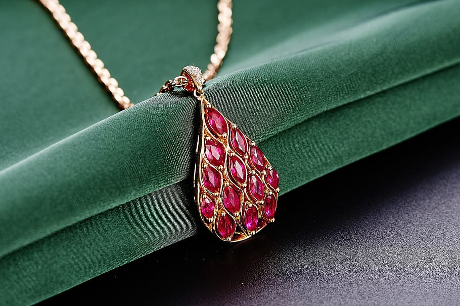 tourmaline gold necklace, tourmaline, gold, necklace, jewelry, ruby, pendant, leaf, green color, close-up