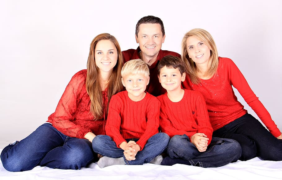 familia, vistiendo, rojo, manga larga, camisas, niños, padre, madre, feliz, personas