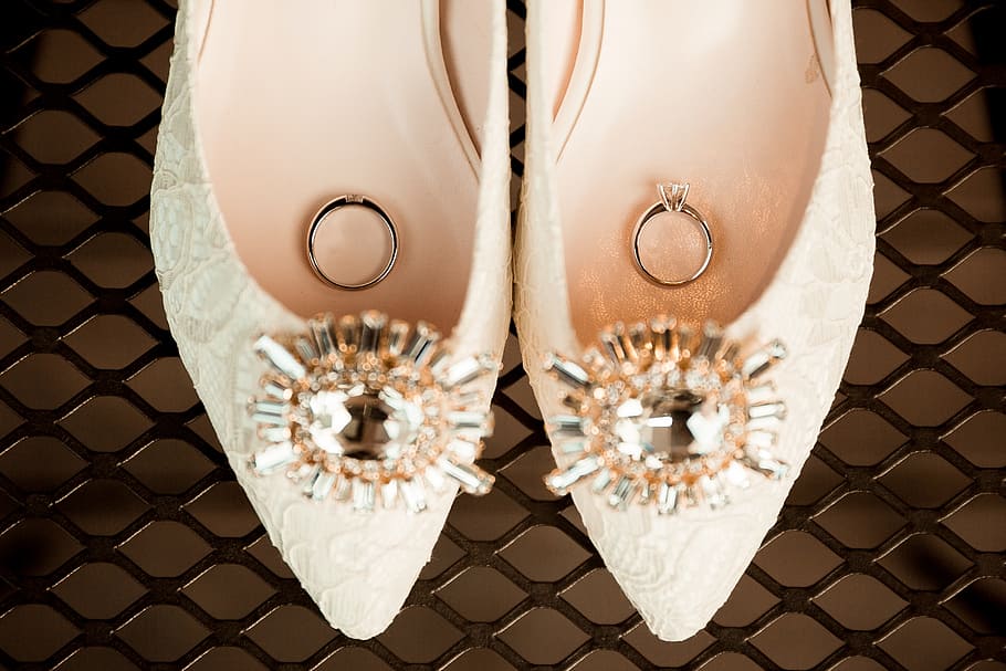 zapatos de boda, anillos de boda, zapatos blancos, amor, Joyas, diamantes, piedras preciosas, primer plano, lujo, riqueza