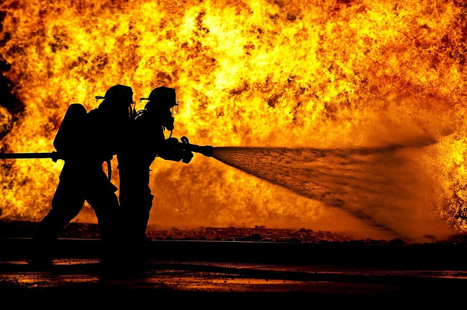 dos, bombero, soplar, agua, usar, manguera, fuego, bomberos, capacitación, vivir