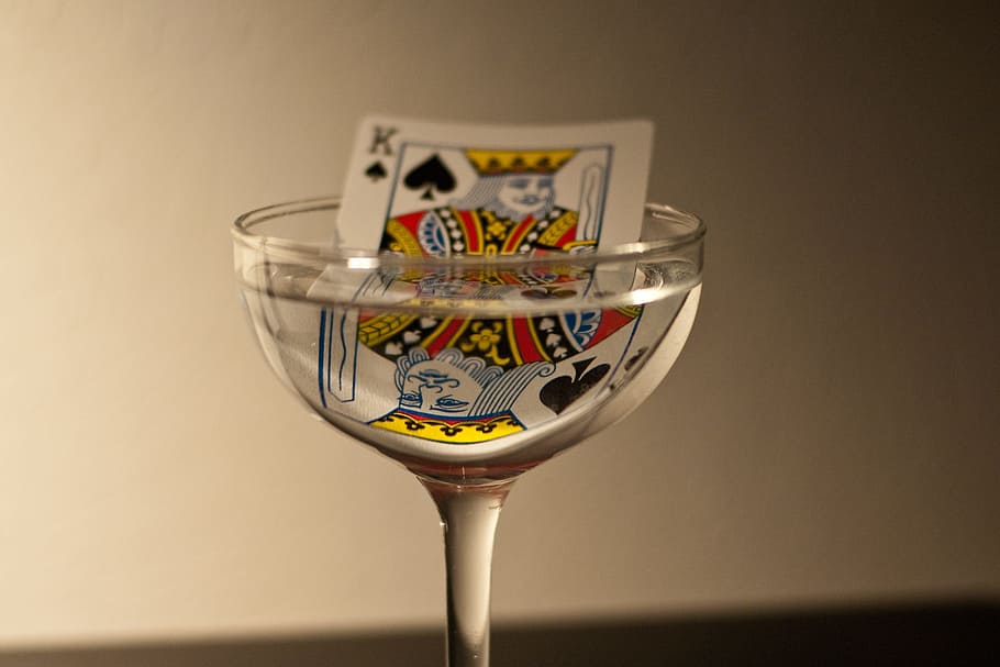 rei, pá, jogando, cartão, copo de cocktail, baralho, vidro, cassino, cartões, álcool