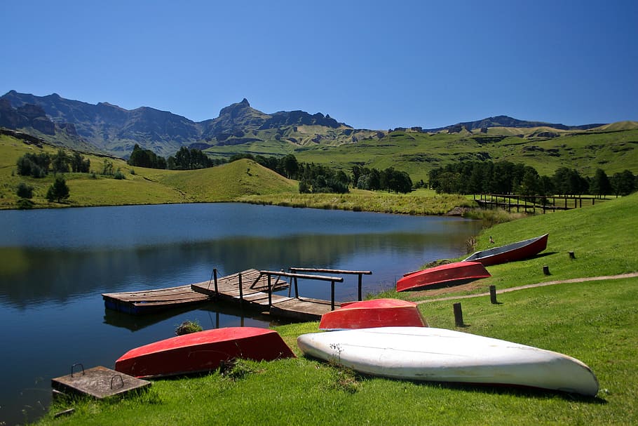varios, kayaks de varios colores, verde, campos de hierba, azul, calma, cielo, montañas drakensberg, sudáfrica, lago