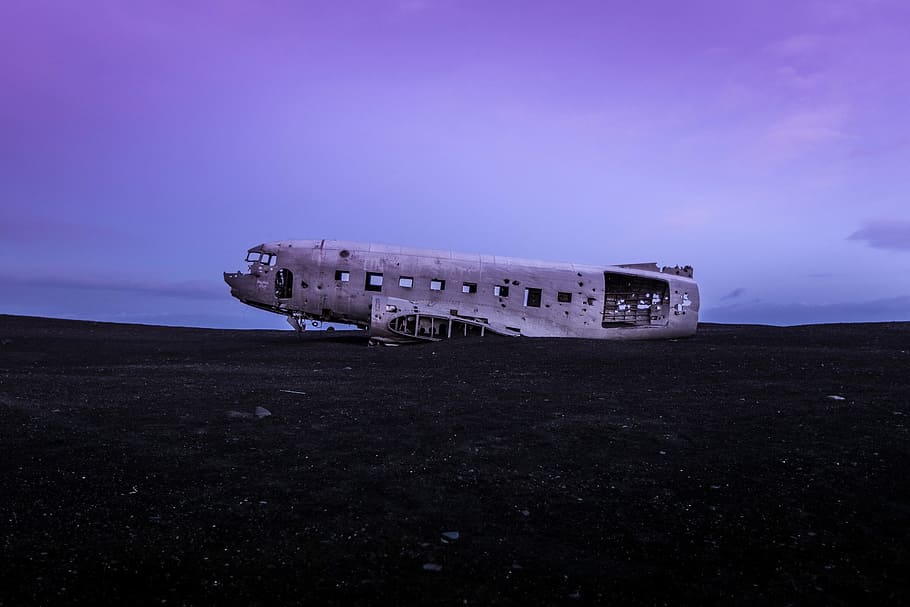 destrozado, vintage, avión de transporte, abierto, campo, transportista, avión, campo abierto, abandonado, mar
