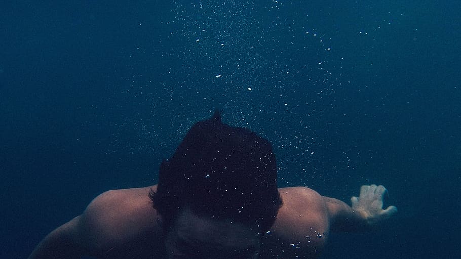foto subaquática homem, preto, de cabelos, homem, mergulho, corpo, agua, natação, embaixo da agua, cara