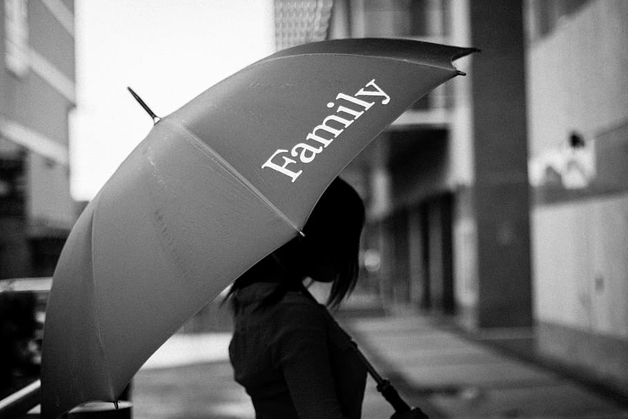 여자, 가족 우산, 가족, 가족의 날, 우산, 검정색과 흰색, bw, 실루엣, 비, 비오는