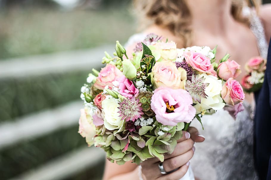 selektif, fotografi fokus, wanita, memegang, buket, bunga, daun bunga, orang, pengantin, pernikahan
