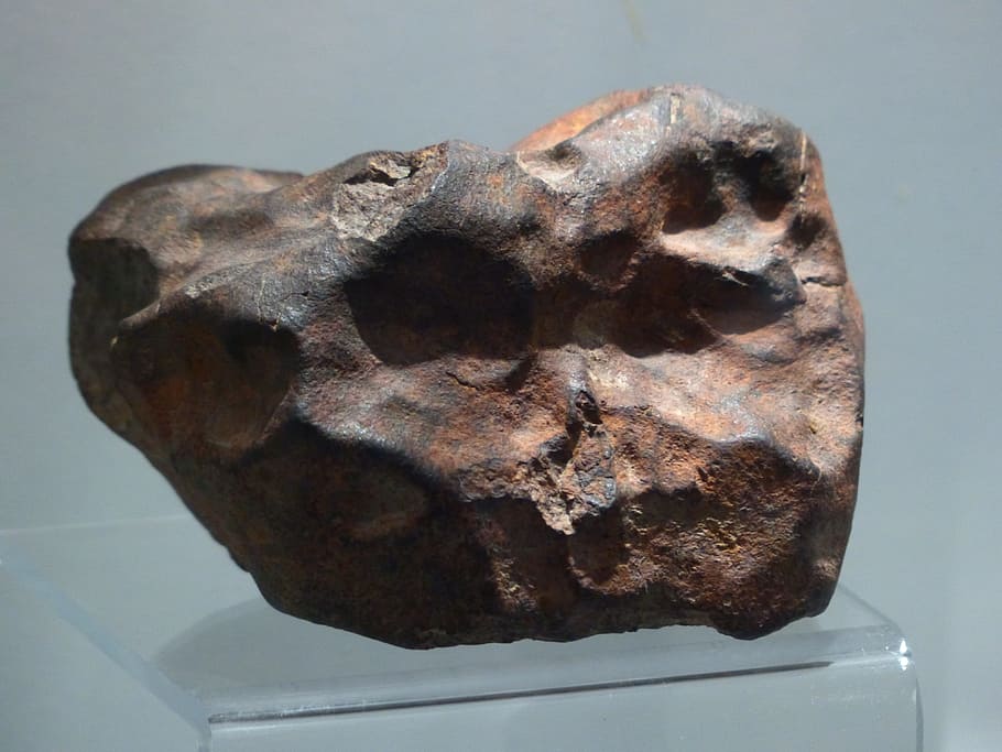 fragmento de piedra marrón, piedra, roca, meteorito de hierro, meteorito, meteoritos de níquel hierro, estrella fugaz, cosmos, espacio, meteorito de piedra