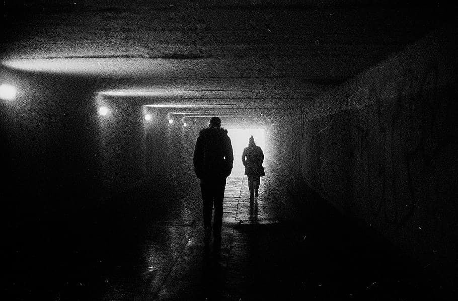 dos, personas silueta, caminando, cueva, subterráneo, sombra, luz, oscuridad, pared, túnel