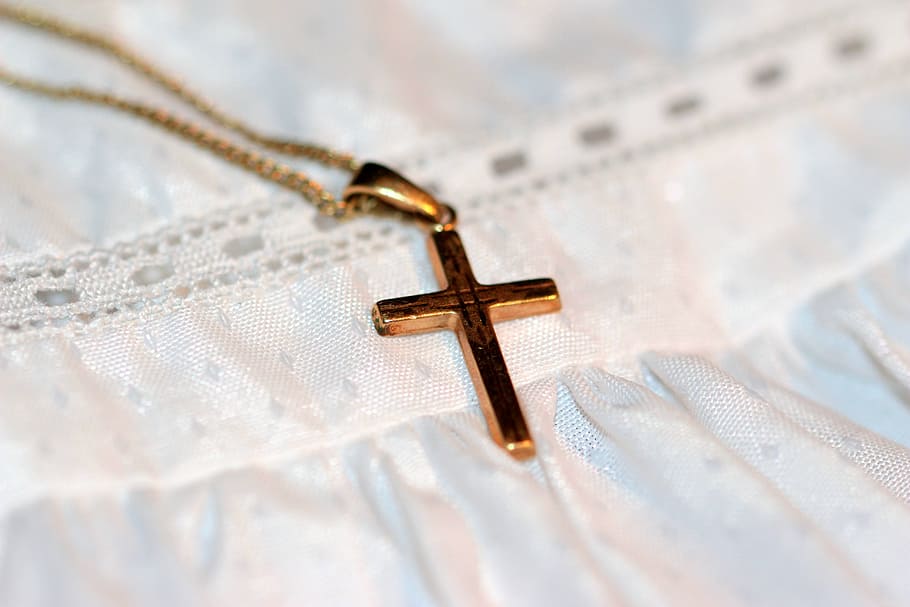 pingente de cruz dourada, cruz, cruz de ouro, cadeia, pulseira de batismo, símbolo, fé, religião, cristã, vestido de batizado