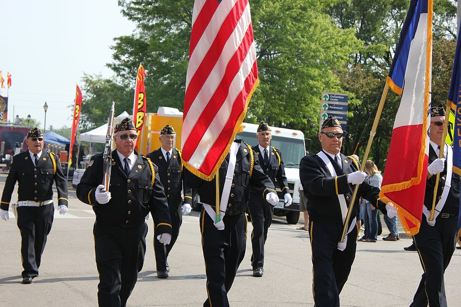 Grupo, hombres, celebración, banderas, desfile, veteranos, legión americana, guerra, día, feriado