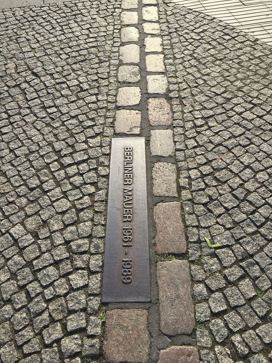 Berlín, pared, señal, histórico, ladrillo, frontera entre este y oeste, sendero, vista de ángulo alto, patrón, calle