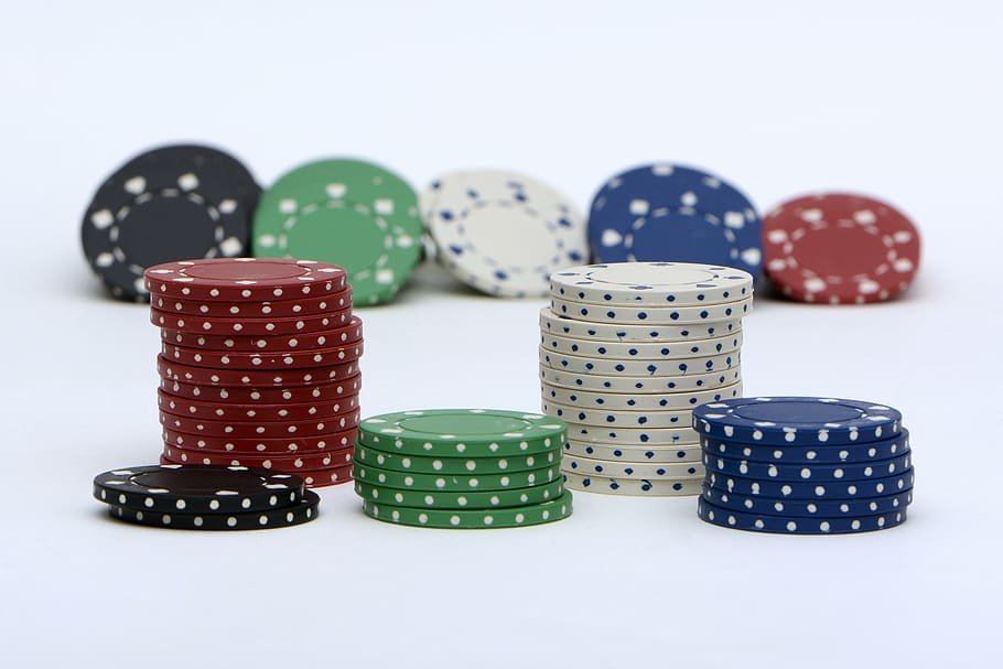 fichas de pôquer de cores sortidas, branco, superfície, fichas, jogar, pôquer, cassino, jogos de azar, lucro, cara de pôquer