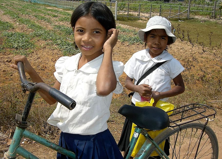 transporte, bicicleta, meninas, camboja, resistente, olhando para câmera, criança, retrato, infância, pessoas reais