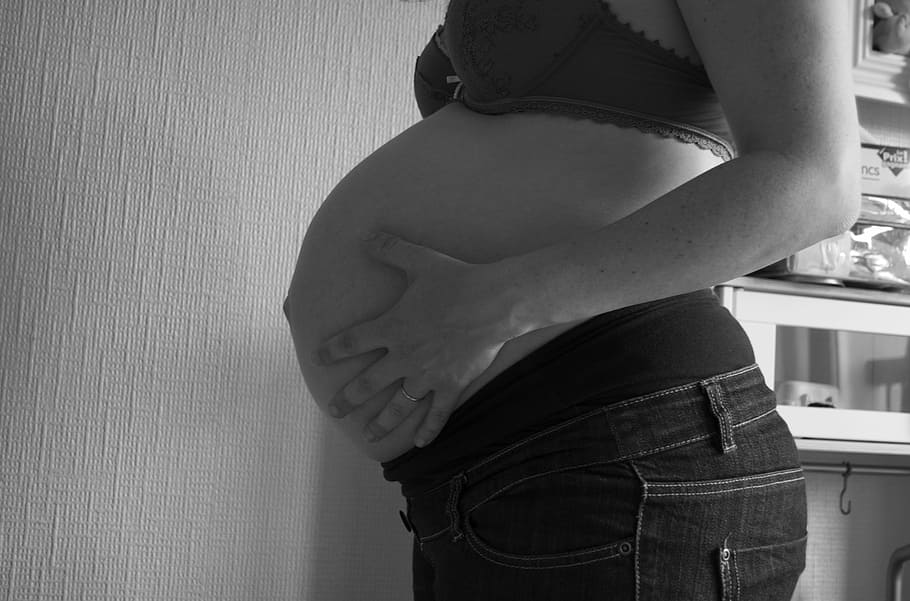 foto en escala de grises, mujer, de pie, mujer embarazada, embarazo, vientre, una persona, mujeres, una sola mujer, en interiores