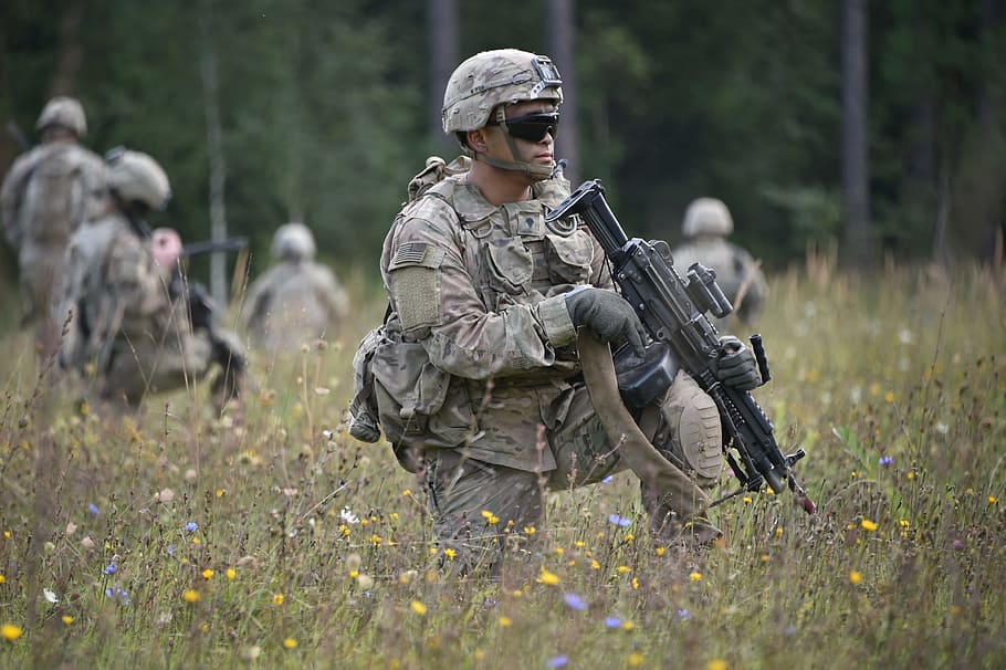 hombre, tenencia, rifle de asalto, rodeado, amarillo, azul, flores, soldados, arma de fuego, militar