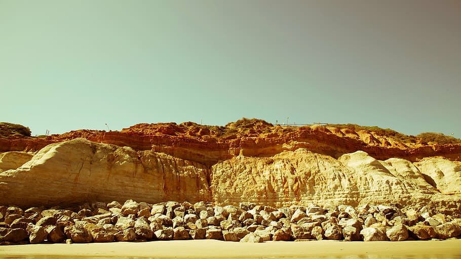 baixo, fotografia de ângulo, rochoso, montanha, marrom, cinza, montanhas, dia, praia, areia