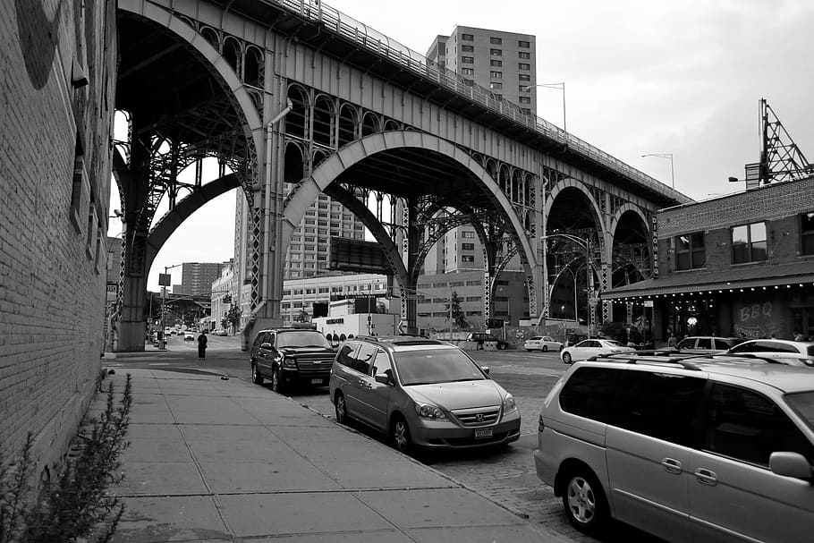 bridge, harlem, ny, black and white, cars, parked, residential building, ford, cadillac, toyota