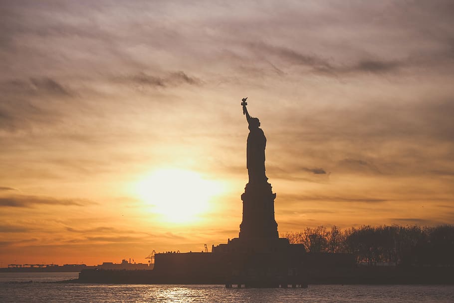 Estatua de la libertad, sombra, silueta, puesta de sol, anochecer, cielo, nubes, agua, naturaleza, paisaje