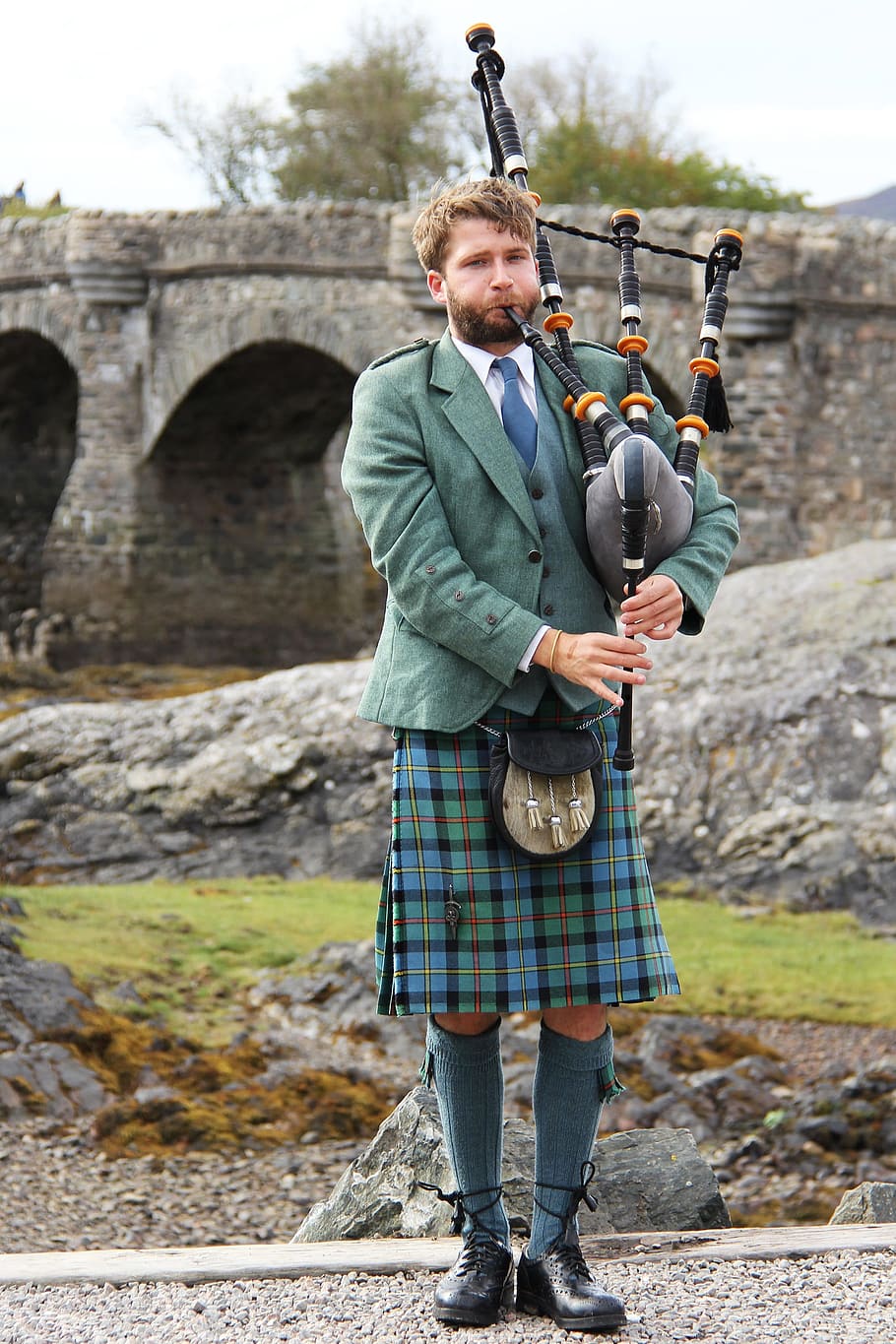 manusia, mengenakan, hijau, jas, bermain, instrumen angin, bagpipe, dataran tinggi, kastil, Skotlandia