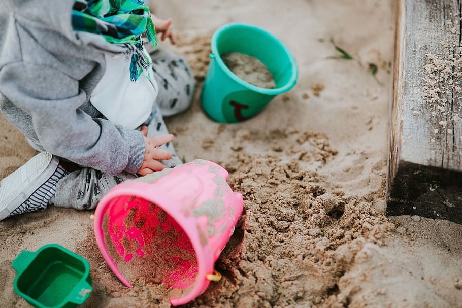 jogando, areia, Criança pequena, criança, infância, ao ar livre, sujeira, sujo, anti-higiênico, tubo - tubo