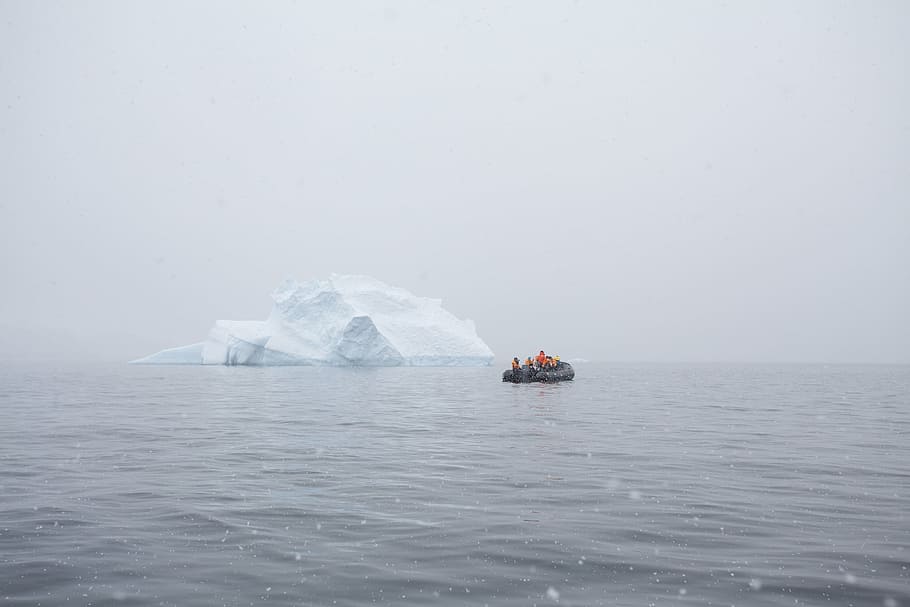 люди, лодка, айсберг, дневное время, природа, вода, лед, морское судно, айсберг - ледяное образование, море