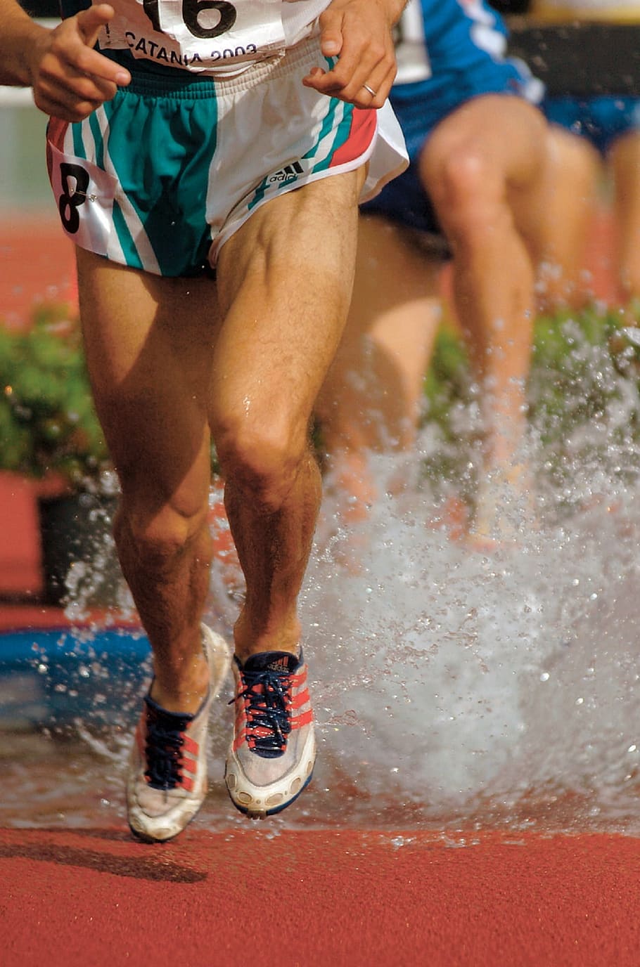 男性ジョギング, ランナーの足, 競争, レース, 足, 水, 靴, スポーツ, アスリート, フィットネス