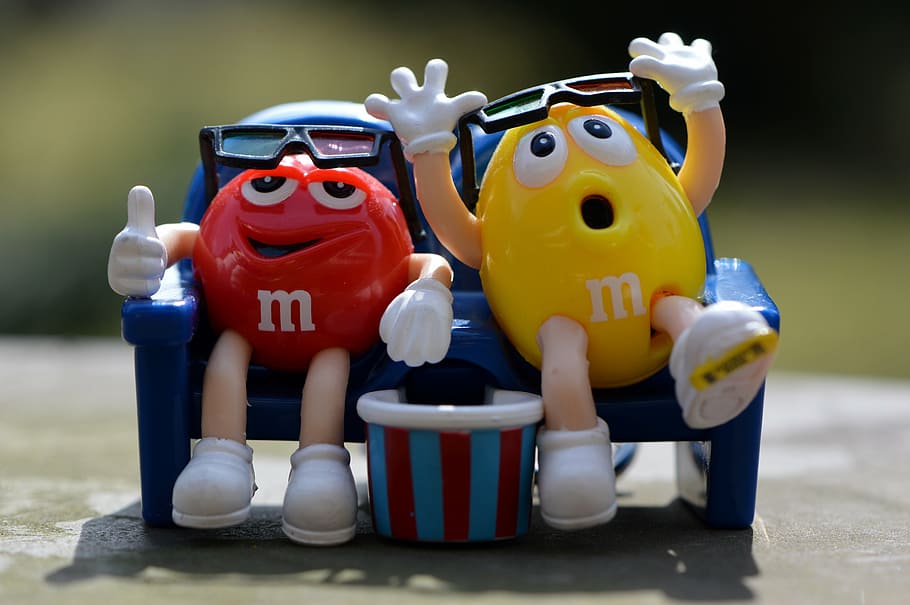 m & m, personagem m & m, sentado, sofá, doces, engraçado, diversão, óculos 3D, brinquedo, plástico