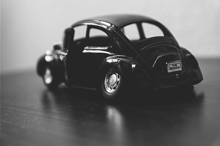 hitam dan putih, buram, mobil, kendaraan, Kendaraan bermotor, mode transportasi, mobil mainan, selektif fokus, mainan, dalam ruangan