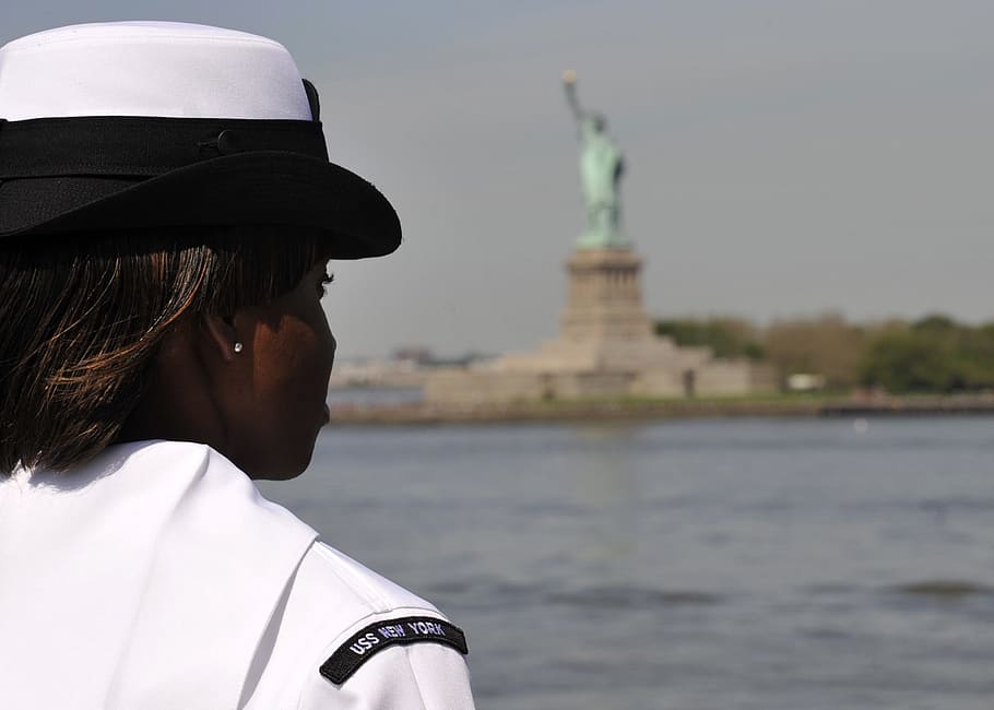 marinero, mujer, mirando, observando, estatua de la libertad, punto de referencia, nueva york, mar, océano, marítimo
