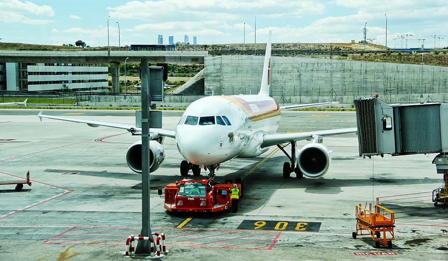 branco, aeronave, chão, avião, parque, em frente, dia, aeroporto, Jetway, viagem