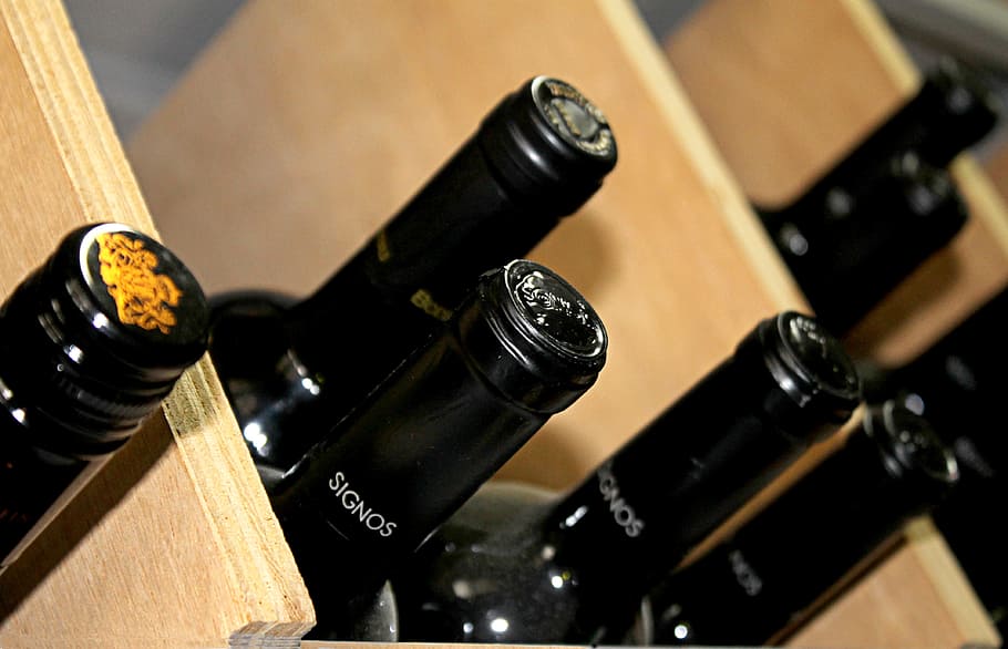 foto de enfoque, negro, botellas de signos, marrón, madera, estante, bodega, vinos, bebidas, envejecimiento
