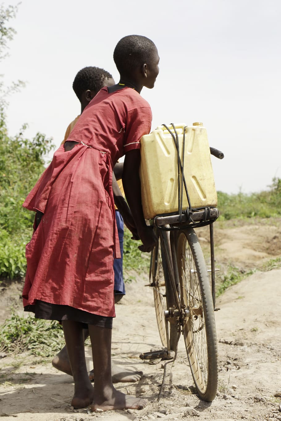 アフリカ, ウガンダの人々, ウガンダ, ウガンダの子供, 子供, 農村, 村, 家事, 水, 干ばつ