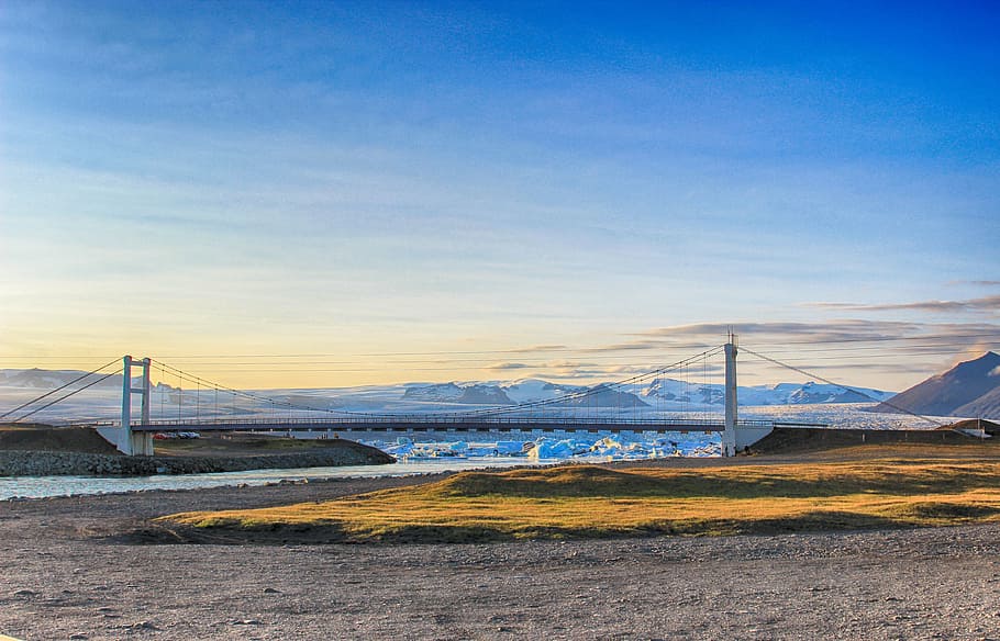 fotografía de paisaje, gris, puente metálico de cable, azul, cielo, durante el día, río, agua, al aire libre, naturaleza