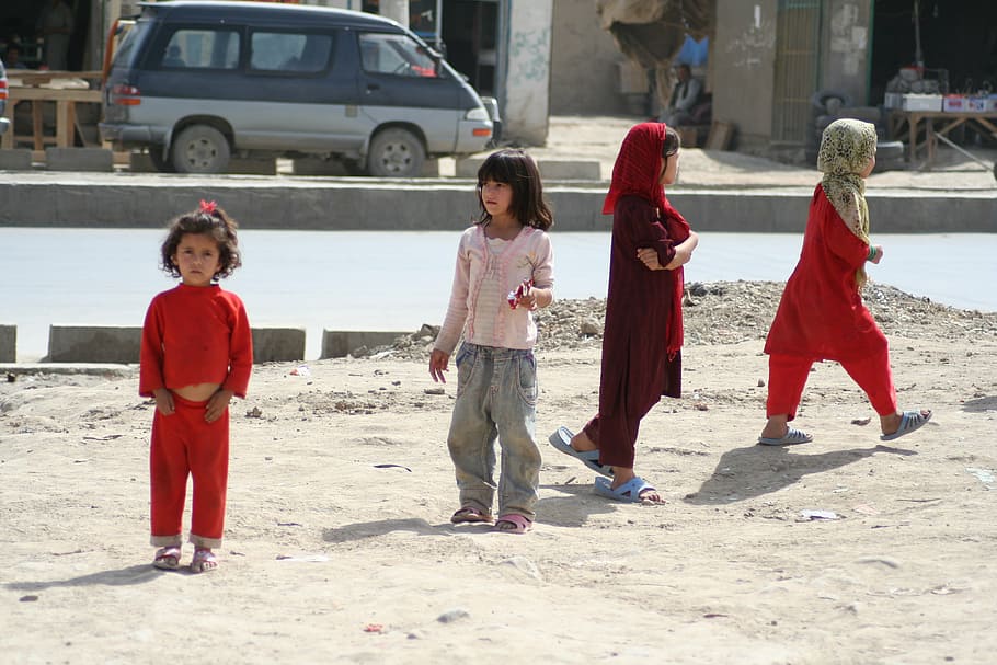 quatro, crianças, andando, ao lado, rua, afegão, pobre, pobreza, orfanato, criança