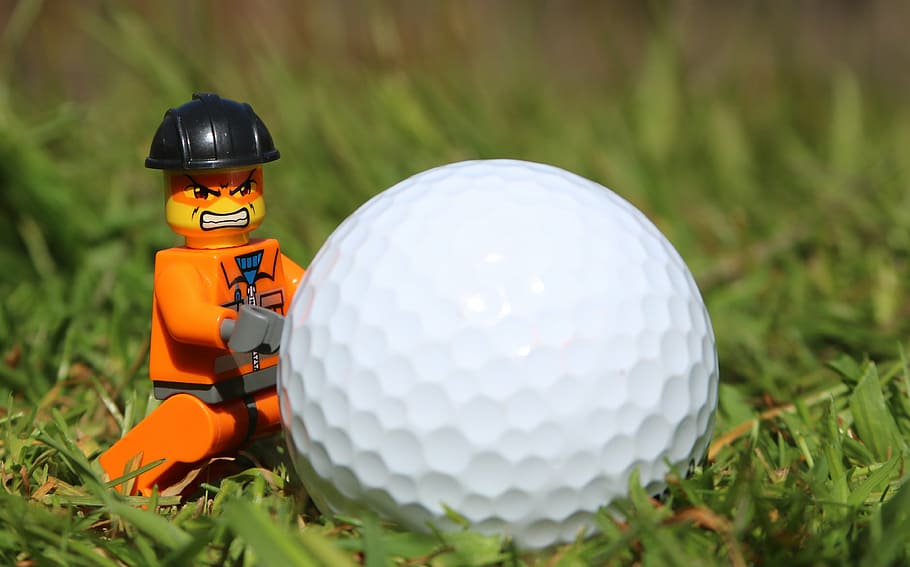 naranja, minifig de personaje de lego, pelota de golf, golf, enojado, divertido, hombre de juguete, hombre, hierba, cara