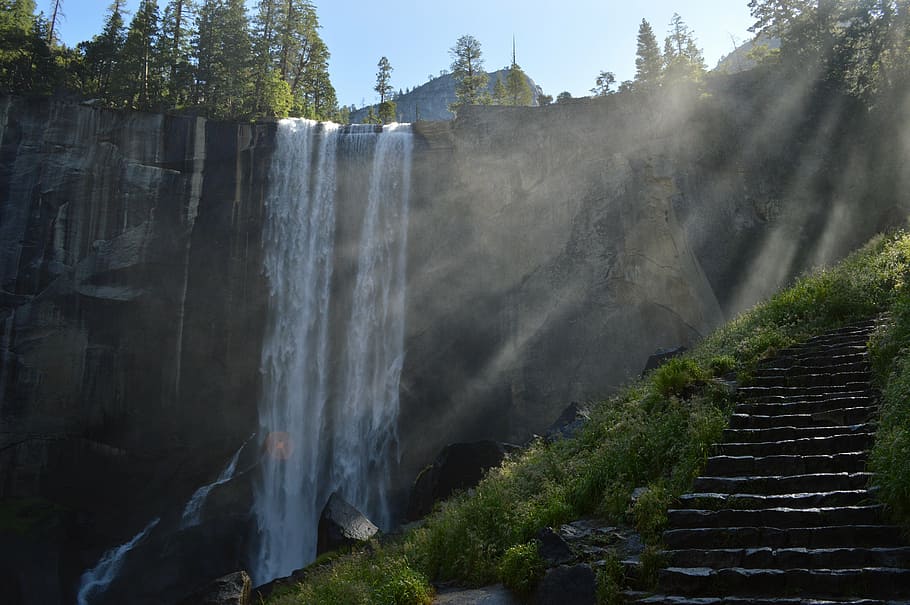 fotografia de cachoeiras, cachoeira, penhasco, raios de sol, escadas, degraus, montanhas, natureza, selvagem, água