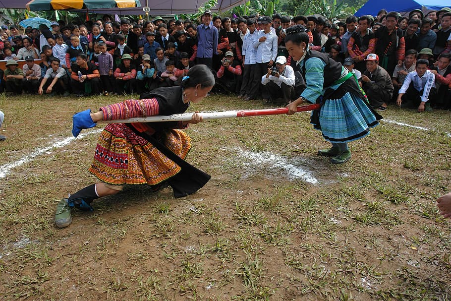 chicas hmong, jugando tirón, festival del pueblo, personas reales, multitud, gran grupo de personas, grupo de personas, hombres, estilos de vida, mujeres