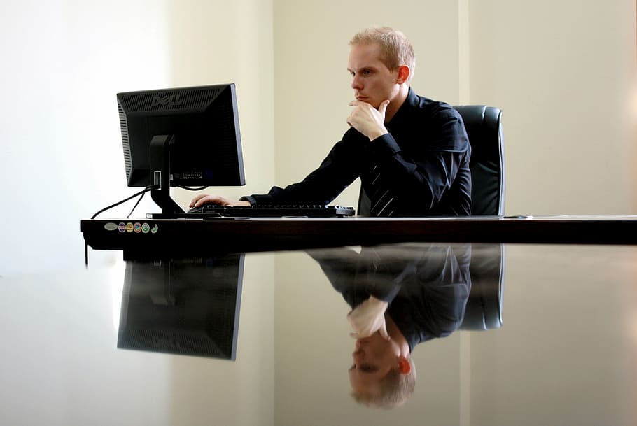 hombre, mirando, computadora, monitor, personas, chico, oficina, escritorio, trabajo, dell