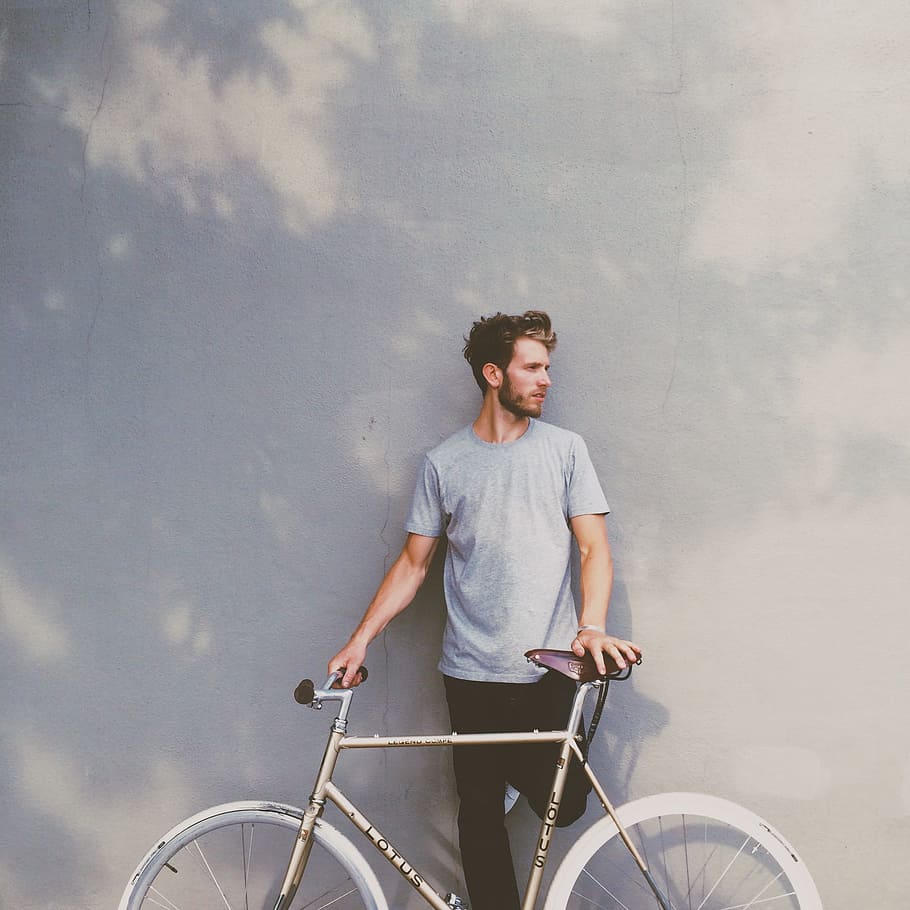 hombre, vistiendo, gris, camisa con cuello redondo, chico, bicicleta, estilo de vida, adulto, masculino, ciclo